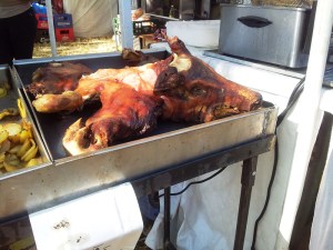 Purcel de lapte gata pârlit, de vânzare în Bâlciul Polovragi. Foto cu telefonul: Călin Hera