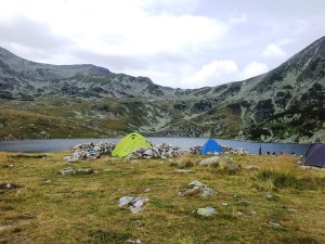 Munții Retezat. Corturi lângă lacul Bucura. Foto cu telefonul: Călin Hera