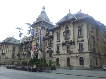 20150820_144250.jpg Craiova. Clădire istorică plină de tricolor. Foto cu telefonul: Călin Hera