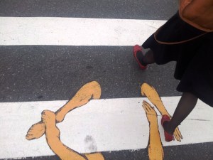 Zebră îmbrățișată și picioare de femeie. Trecere de pietoni în Craiova. Foto cu telefonul: Călin Hera