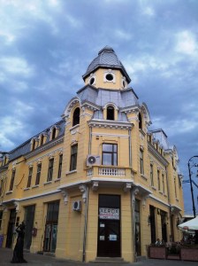 Vedere din Craiova. Clădire din centrul vechi. Foto cu telefonul: Călin Hera