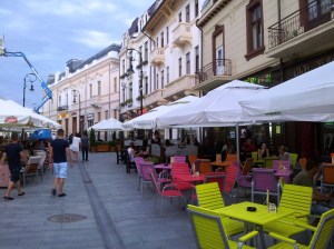 Vedere din Craiova. Alte clădiri din centrul vechi, cu terase. Foto cu telefonul: Călin Hera