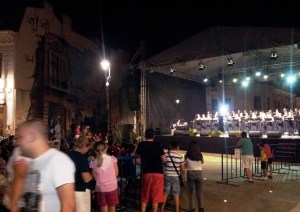 Vedere din Craiova. Scenă montată în zona pietonală a centrului vechi, cu concert. Foto cu telefonul: Călin Hera