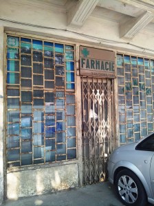 Vedere din București. Farmacie veche, aflată pe Calea Dudești, zăbrelită de mai mulți ani. Foto cu telefonul: Călin Hera