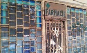 Vedere din București. Farmacie veche, aflată pe Calea Dudești, zăbrelită de mai mulți ani. Foto cu telefonul: Călin Hera