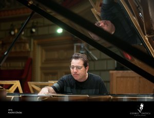 Fazil Say umblă în pian pentru a obține sunetul din Black Earth. Foto: Andrei Gândac