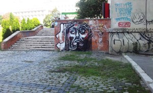 Vedere din București. Graffiti cu Mântuitorul în spatele Bisericii Kretzulescu. Foto cu telefonul: Călin Hera