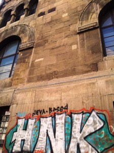 Vedere din București. Graffiti pe clădirea Facultății de Arhitectură. Foto cu telefonul: Călin Hera