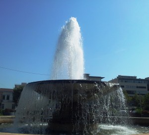 Vedere din Bucureşti. Fântână arteziană lângă Parcul Carol. Foto cu telefonul: Călin Hera