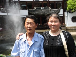 Cuplu de chinezi nu foarte în vârstă în Grădinile Yuyuan, Shanghai. Foto: Călin Hera