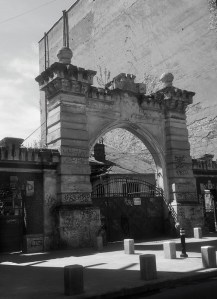 Vedere din Bucureşti. Poartă veche, rămasă stingheră. Foto cu telefonul: Călin Hera