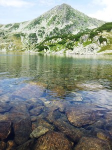 Munții Retezat. Lacul Bucura, văzut de la nivelul luciului de apă. Foto: Călin Hera