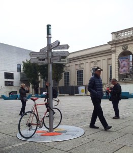 Lângă Muzeul Leopold, Viena, loc de întâlnire a imaginaţiei. Foto cu telefonul: Călin Hera