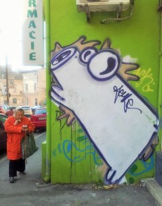 Vedere din București. Doamnă preocupată peste care se prăvălește Aeul diagonal de pe strada Colței. Foto cu telefonul: Călin Hera