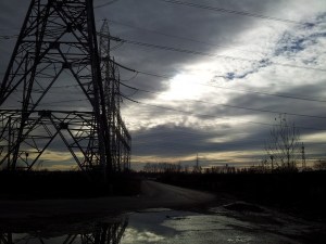 Vedere din București. Înaltă tensiune sub un cer cu nori simpatici. Foto cu telefonul: Călin Hera