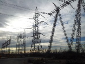 Vedere din București. Înaltă tensiune sub un cer cu nori simpatici. Se ghicește și un pic de soare. Foto cu telefonul: Călin Hera