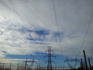 Vedere din București. Înaltă tensiune sub un cer cu nori simpatici, care lasă a se întrezări seninătatea. Foto cu telefonul: Călin Hera