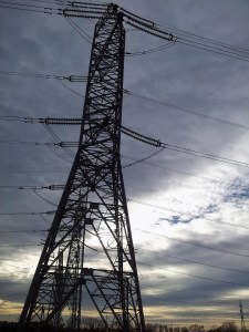 Vedere din București. Înaltă tensiune sub un cer cu nori simpatici. Foto cu telefonul: Călin Hera