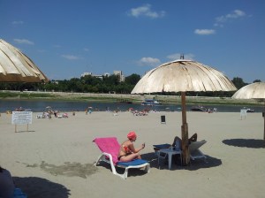 Umbrelă de soare pe plaja de la Călărași. Foto cu telefonul: Călin Hera