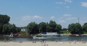 Şmecheri cu skijet-uri pe Dunăre, la Călărași. Foto cu telefonul: Călin Hera