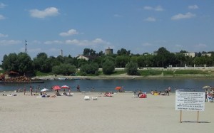 Afiș pe Plaja Mare de pe Dunăre, la Călărași. Foto cu telefonul: Călin Hera