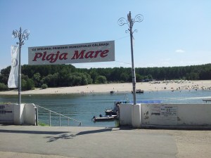 Scări către bacul ce traversează Dunărea spre Plaja Mare din Călărași. Foto cu telefonul: Călin Hera