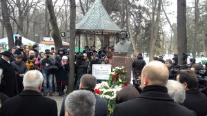 Vedere din Chișinău. Tradiționalele depuneri de coroane de flori la bustul lui Eminescu. Sursa: jurnal.md