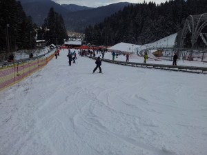 Lecții de schi pe pârtia pentru începători, Bușteni. Foto cu telefonul: Călin Hera