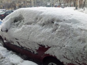 Ger și zăpadă în parcarea dintre blocuri. Foto: Călin Hera
