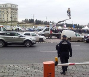 Macara TV și jandarm la mitingul Antenelor. Foto: Călin Hera