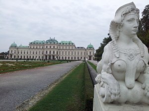 Imagine din curtea Palatului Belvedere. Foto: Calin Hera