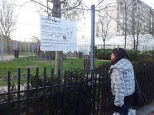 Vedere din București. O mămică încearcă să afle cine i-a furat locul de joacă și de ce. Foto: Călin Hera