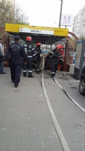 Vedere din București. Pompieri la stația de metrou Dristor 2. Foto: Radu Hera