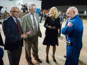 Scott Kelly (dreapta), primit la baza din Houston după ce a stat un an în spațiu. Credit foto: (NASA/Joel Kowsky)