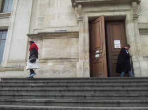 Vedere din București. Personaje la Palatul de Justiție. Foto: Călin Hera