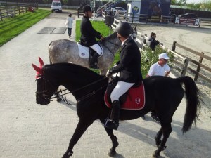 Un cal-călăreț iese din concurs, altul așteaptă să intre. Foto: Călin Hera