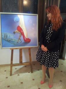 Vedere din București. Mihaela Raluca Tudor, admirând atitudinea unui pantof pictat de Zoltan Lorencz. Foto: Călin Hera