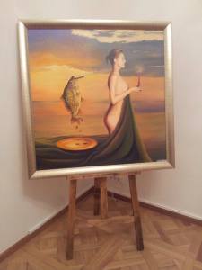 O femeie și un crap din expoziția „Tu și eu” a lui Zoltan Lorencz. Foto: Călin Hera