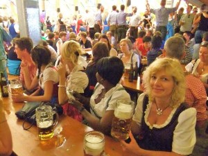 Carmen la Oktoberfest. Fotografia care a ilustrat postarea cu cei mai mulți bloggeri înscriși în celebrul tabel. Sursa: Întrevis și realitate