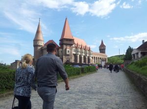 În sus, spre Castelul Corvinilor. Foto: Calin Hera