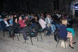 În așteptarea primului film de la Festivalul Filmului European, varianta Hunedoara. Foto: Mircea