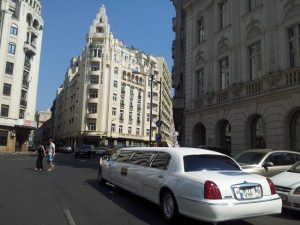Vedere din București. Limuzina albă din buricul târgului. Lângă hotel Continental. Foto: Calin Hera