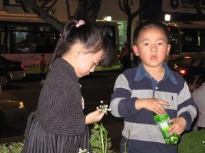 Copii bucuroși în Shanghai. Foto: Calin Hera