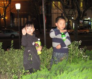Copii bucuroși în Shanghai. Foto: Calin Hera